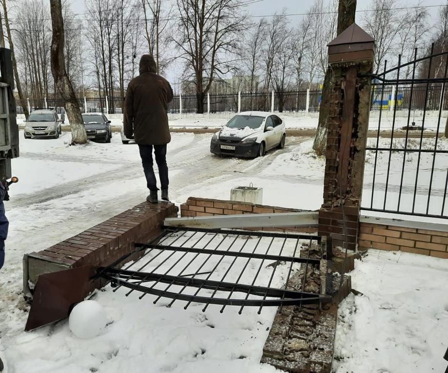 В Северодвинске, устанавливая горку в парке, подрядчик снес забор