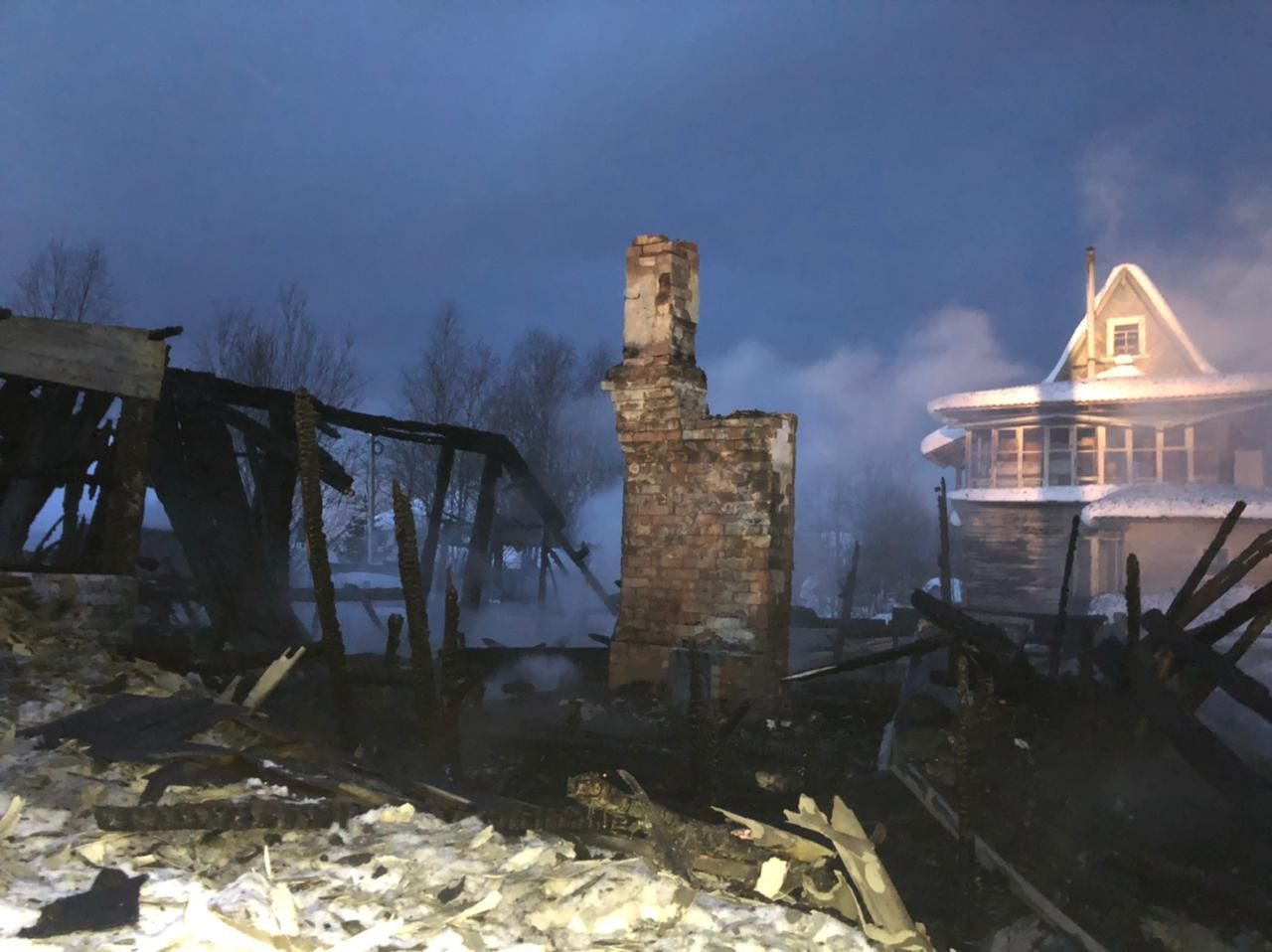 Из-за взрыва газового баллона произошёл пожар в частном доме Приморского района