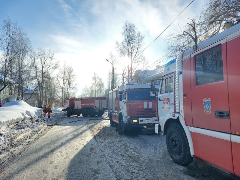 Пожар повышенной сложности тушили в деревянном доме в Архангельске