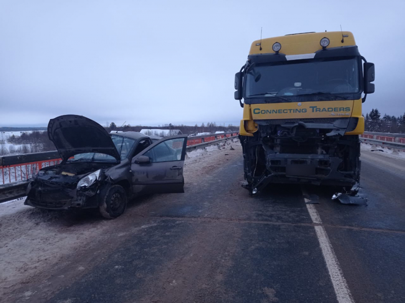 Два человека погибли в дорожной аварии в Поморье