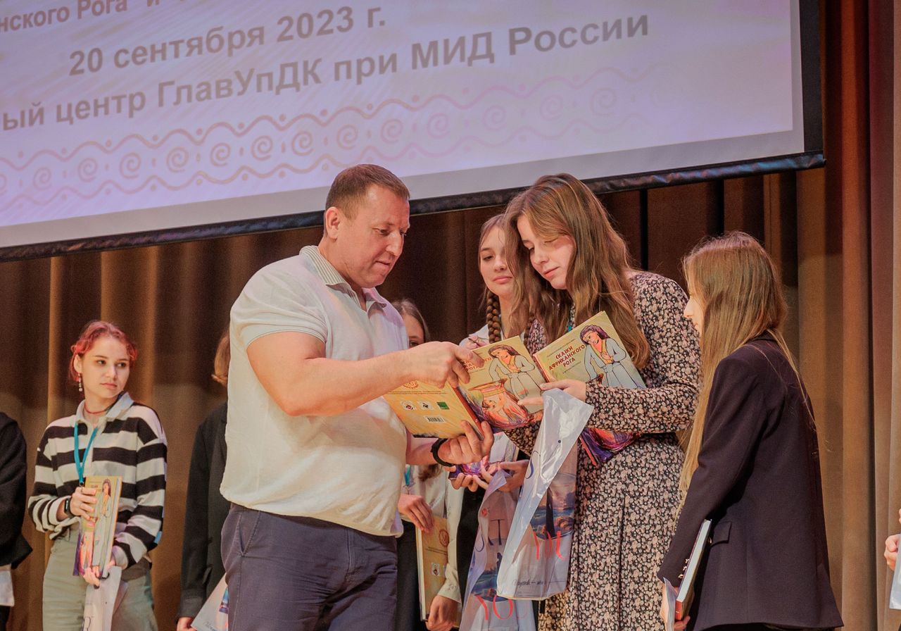 Искусство и дипломатия: Юрий Коробов наградил участников международного конкурса